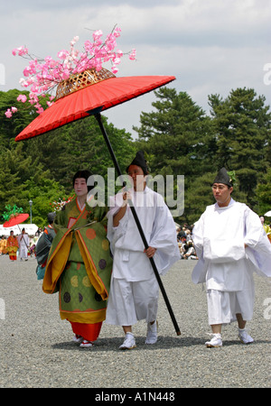 Teilnehmer am Aoi Matsuri Festival laufen tragen 6.Jahrhundert Kostüm in Kyoto Japan Asien Stockfoto