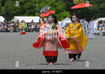 Teilnehmer am Aoi Matsuri Festival laufen mit einem roten Regenschirm tragen 6.Jahrhundert Kostüm in Kyoto Japan Asien Stockfoto