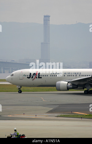 Japan Airlines Passagierflugzeug taxis vor der Start-und Landebahn am Kansai International Airport KIX Osaka Japan Asia Stockfoto