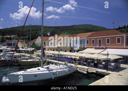 Kleiner Yachthafen mit Yachten im Hafen von Fiskardo auf der griechischen Insel Kefalonia Stockfoto