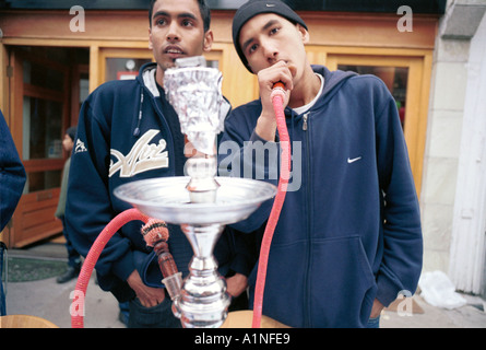 Zwei asiatische Jungen eine Shisha rauchen, während das bengalische Neujahrsfest Stockfoto