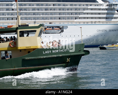 FÄHRE MIT CRYSTAL SERENITY IM HAFEN SYDNEY NEW SOUTH WALES AUSTRALIEN Stockfoto