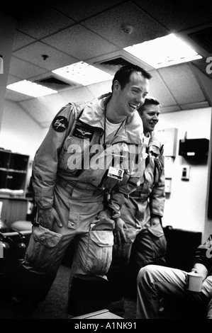 Helicopter Emergency Medical Service HEMS Dr Ian McGovern vorne und Sanitäter Paul Woodrow im Flight Control Center. Stockfoto