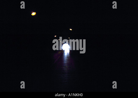 Tunnel Road Abgrund jenseits Tod Sterblichkeit Durchgang Reise Reiseziel negative gespenstische unheimliche Licht sterblichen Spule Dunkelheit dep Stockfoto