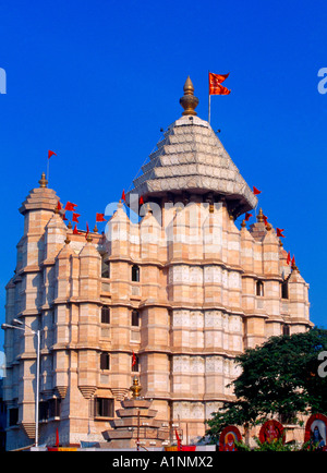 Mumbai (früher Bombay) Indien Shree Siddhivinayak Ganapati Mandir mit Safranflaggen (Bhagwa Dhwaj) Stockfoto