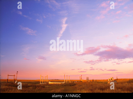 GB NORFOLK DORNWEILER SONNENUNTERGANG MIT ANGESPÜLT ALTES BOOT Stockfoto