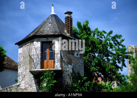 Einen ungewöhnlichen Geschützturm und Balkon in dem mittelalterlichen Dorf von Angles Sur l'Anglin Stockfoto