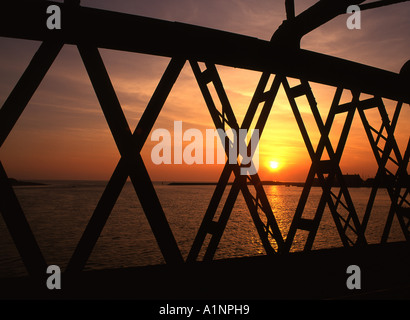 Barmouth Brücke Sonnenuntergang Blick durch Stahlträger Hafen im Hintergrund Gwynedd Mid Wales UK Stockfoto