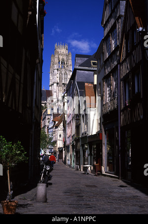 Ansicht der Rue Damiette mittelalterlichen Straße Rahmung Turm von St. Ouen Kirche Rouen, Seine-Maritime Normandie Frankreich Stockfoto