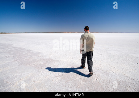 Fußgänger auf See Hart Stuart Highway in der Nähe von Woomera Outback Australien Südaustralien Stockfoto