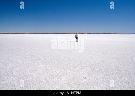 Fußgänger auf See Hart Stuart Highway in der Nähe von Woomera Outback Australien Südaustralien Stockfoto