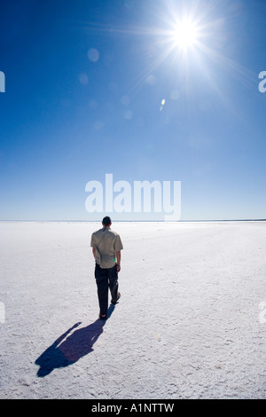 Fußgänger auf See Hart Stuart Highway in der Nähe von Woomera Outback Australien Südaustralien Stockfoto