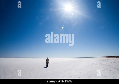 Fußgänger auf See Hart Stuart Highway in der Nähe von Woomera Outback Australien Südaustralien Stockfoto