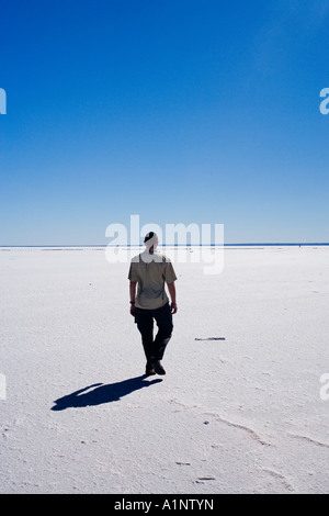 Fußgänger auf See Hart Stuart Highway in der Nähe von Woomera Outback Australien Südaustralien Stockfoto