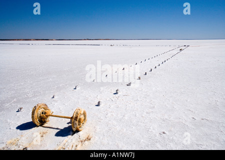 Eisenbahn Waggon Wheels Lake Hart Stuart Highway in der Nähe von Woomera Outback Australien Südaustralien Stockfoto