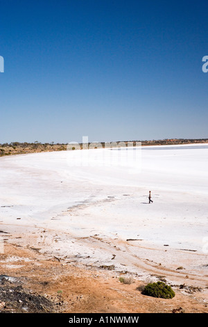 Fußgänger auf See Hart Stuart Highway in der Nähe von Woomera Outback Australien Südaustralien Stockfoto