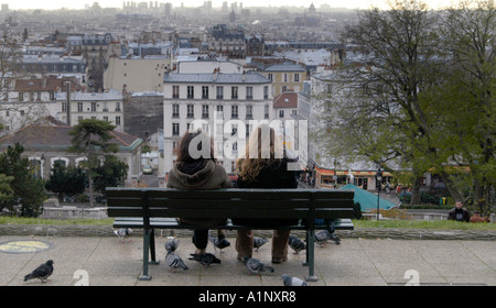 Sacre Coeur Kirche in Paris mit Blick auf Paris mit Pidgins Mädchen Stockfoto