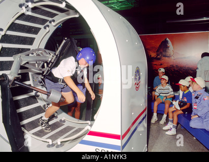 US Space Camp. Schule Kadetten erleben Drehung Flugsimulator der US Space and Rocket Center, Huntsville, Alabama, USA. Stockfoto