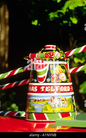 Traditionellen Narrowboat Kunst.  Bunt bemalte Wasser kann auf Dach des Kanalboot. England Stockfoto