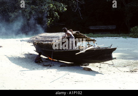 ein Feuer anzündet, unter dem Boot Tonhöhe zu schmelzen, die wird verwendet, um auf das Holz zur Abwehr wühlen Würmer und Krabben antifouling Stockfoto