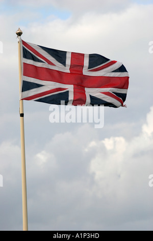 DER UNION JACK, DIE FLAGGE DES VEREINIGTEN KÖNIGREICHS, VON EINEM FAHNENMAST IM WIND FLIEGEN. Stockfoto