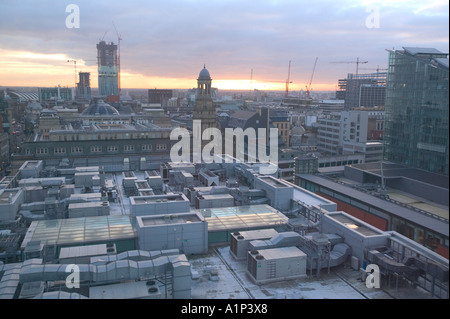 Blick aus einem der Schoten auf dem Rad von Manchester, mit Blick auf das Arndale Centre, Großbritannien Stockfoto