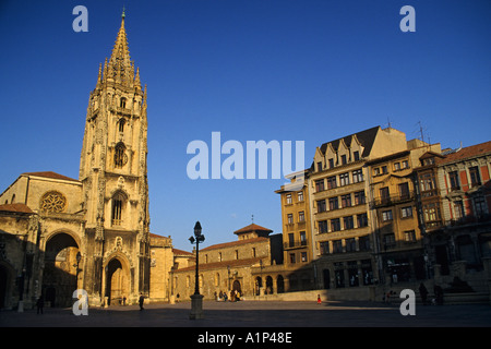 Spanien Asturien Oviedo Plaza Alfonso II Kathedrale Stockfoto