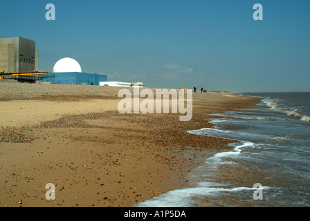 Sizewell A & B Kernkraftwerke B hat weiß Reaktor Kuppel mit Strand Küste & Menschen fischen hinter Wind Break Suffolk East Anglia England Großbritannien Stockfoto