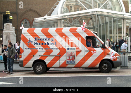 Stadt von London Evening Standard Zeitung Lieferwagen geparkt außen Eingang in Liverpool Street Railway station Stockfoto