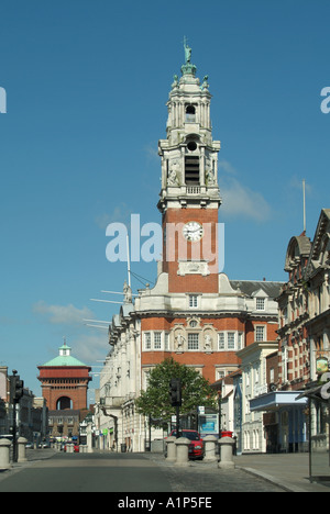 Colchester Hauptstraße dominiert der Glockenturm des Rathauses mit dem Jumbo Wasserturm jenseits Stockfoto