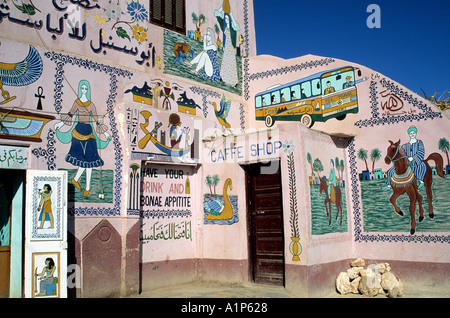 Lokalen gemaltes Haus Luxor Ägypten Stockfoto