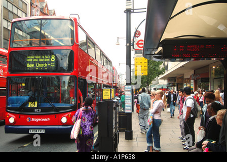 Londoner Oxford Street Shopper Nummer 8 acht Haltestelle mit Tierheim sitzen und elektronische Anzeige Brett Fahrkartenautomaten Stockfoto