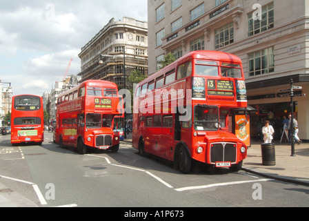 Oxford Street zwei rote öffentliche Verkehrsmittel routemaster Busse gleichen Nummer 13 dreizehn Route nach Golders Grüner Doppeldeckerbus West Ende London England GB Stockfoto