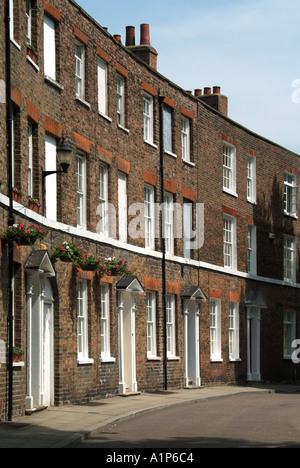 Wisbech gekrümmten Reihe von terrassenförmig angelegten Wohnungen in Union Place mit vorderen Türen öffnen direkt auf Pflaster Stockfoto