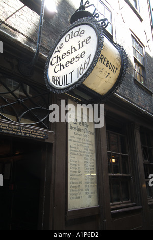 City of London Ye Olde Cheshire Cheese Pub Schild Inn hat Assoziationen mit Charles Dickens Stockfoto