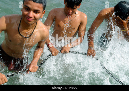 Hindu-Pilger Baden im Fluss Ganges während das religiöse Fest der Ardh Kumbh Mela in Haridwar in Indien. Stockfoto