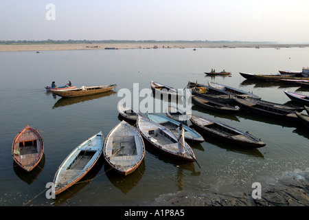 Boote auf dem heiligen Fluss Ganges in Varanasi in Indien Stockfoto