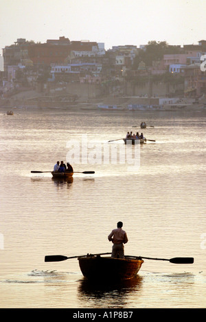 Boote auf dem heiligen Fluss Ganges in Varanasi in Indien Stockfoto