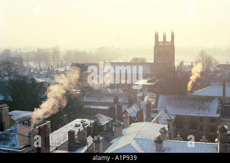 Blick auf Kapelle Turm und Christ Church Meadow im Winter Merton College in Oxford Stockfoto