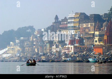 Ein Boot fährt auf dem Wasser von dem heiligen Fluss Ganges in Varanasi in Nordindien Stockfoto