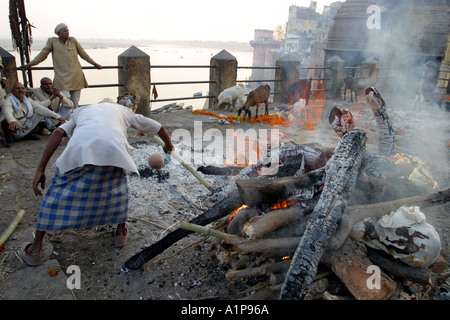 An den Ufern des heiligen Flusses Ganges in Varanasi in Nordindien ist eine Leiche eingeäschert werden Stockfoto