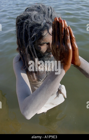 Ein indischer Sadhu betet im Wasser von dem heiligen Fluss Ganges in Varanasi in Nordindien Stockfoto