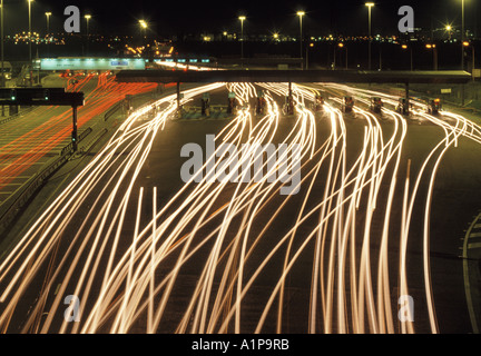 Dartford Thurrock River Crossing Bridge bei Nacht aus der Vogelperspektive Pkw Trails verlassen Mautstellen A282 Straßenverbindungen M25 Autobahn in Kent England UK Stockfoto