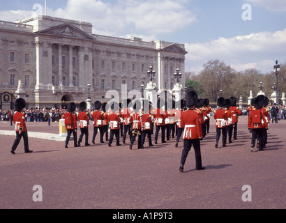 Touristen bei der Wachablösung sehen Männer von Briten zurück Wachen Regiment marschieren in zeremonieller Uniform Buckingham Palace ikonischen London England GB Stockfoto