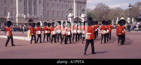 Menschenmassen ändern Wachzeremonie Rückansicht der britischen Wachen Soldaten marschieren in zeremonieller Uniform Buckingham Palace ikonischen London England VEREINIGTES KÖNIGREICH Stockfoto