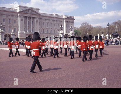 Ikonisches London Buckingham Palace Änderung der Wachzeremonie Für marschierende Soldaten der britischen Armee Rückansicht Uniform Wachen Regiment England GB Stockfoto