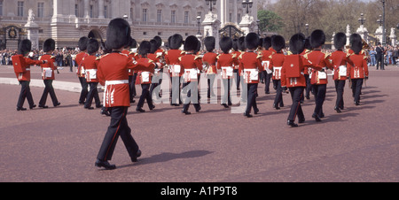 Touristen bei der Wachablösung sehen Männer von Briten zurück Wachen Regiment marschieren in zeremonieller Uniform Buckingham Palace ikonischen London England GB Stockfoto