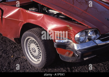 Knirschte front-End Auto nach Verkehrsunfall Stockfoto