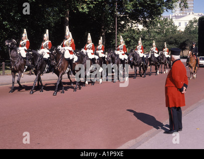 Household Kavallerry Mounted Regiment Life Guards Troopers kommen am Horse Guards Parade Ground an, beobachtet von Chelsea Rentner in Uniform London England Stockfoto