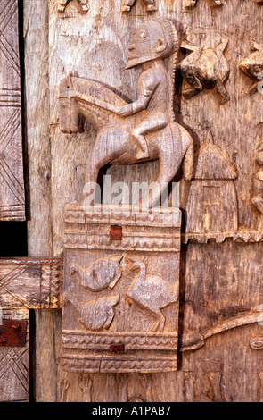 Dogon Tür mit Mann auf Pferd Hühner Enten Frosch und Getreidespeicher in der Nähe von Sangha Mali Stockfoto